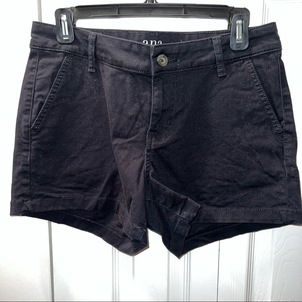 Black! Mid-rise. 3.5 inseam. A.n.a